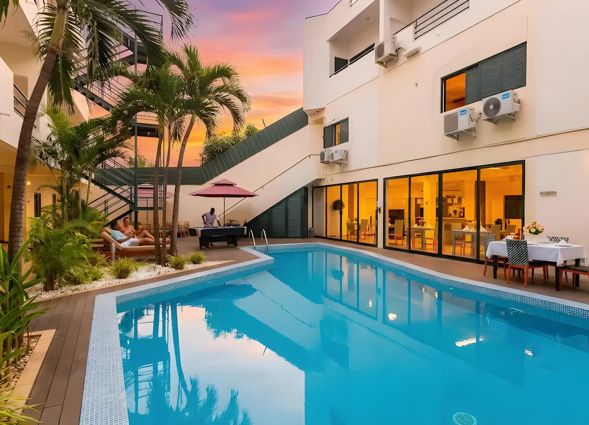 La piscine et la terrasse-jardin de la Baleia Guest House, à Luanda
