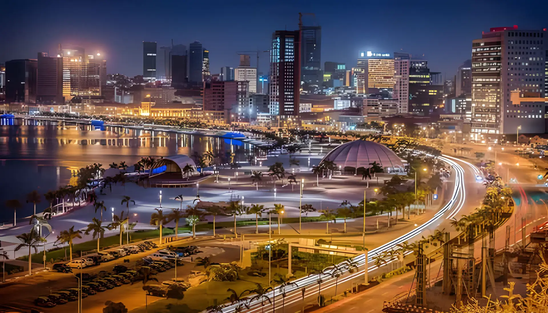 Le front de mer et la skyline de Luanda illuminés la nuit