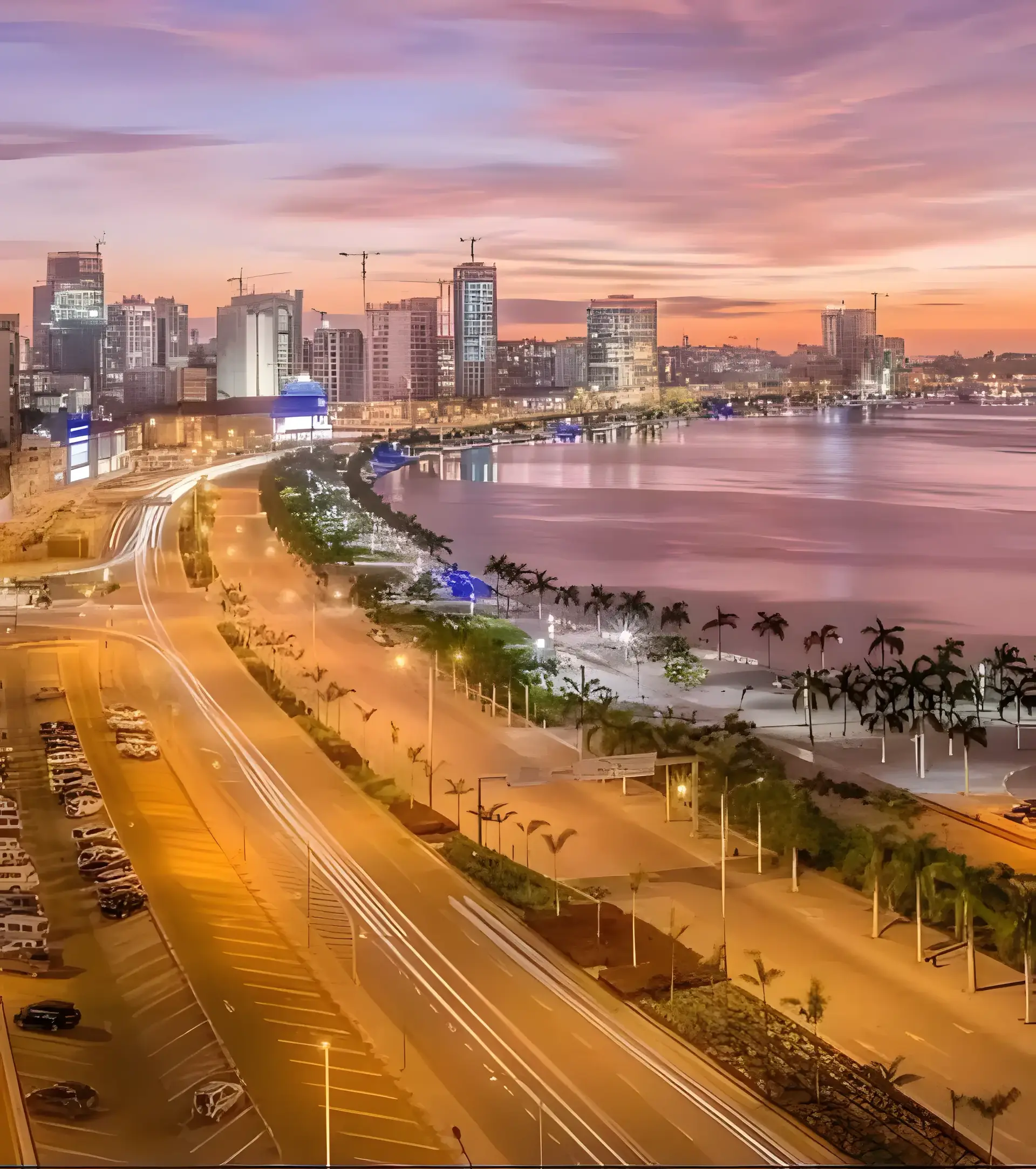 Le front de mer, la baie et la skyline de Luanda au coucher du soleil