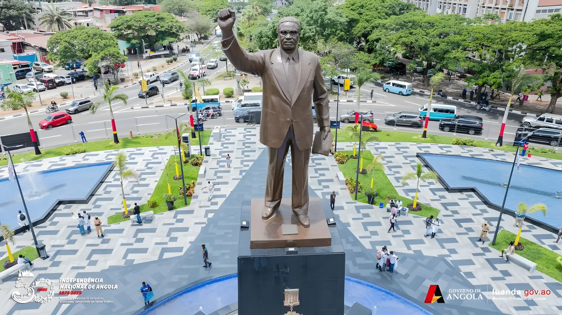 Vue aérienne du monument à Agostinho Neto sur le Largo da Independência, avec la circulation autour de la place au centre de Luanda
