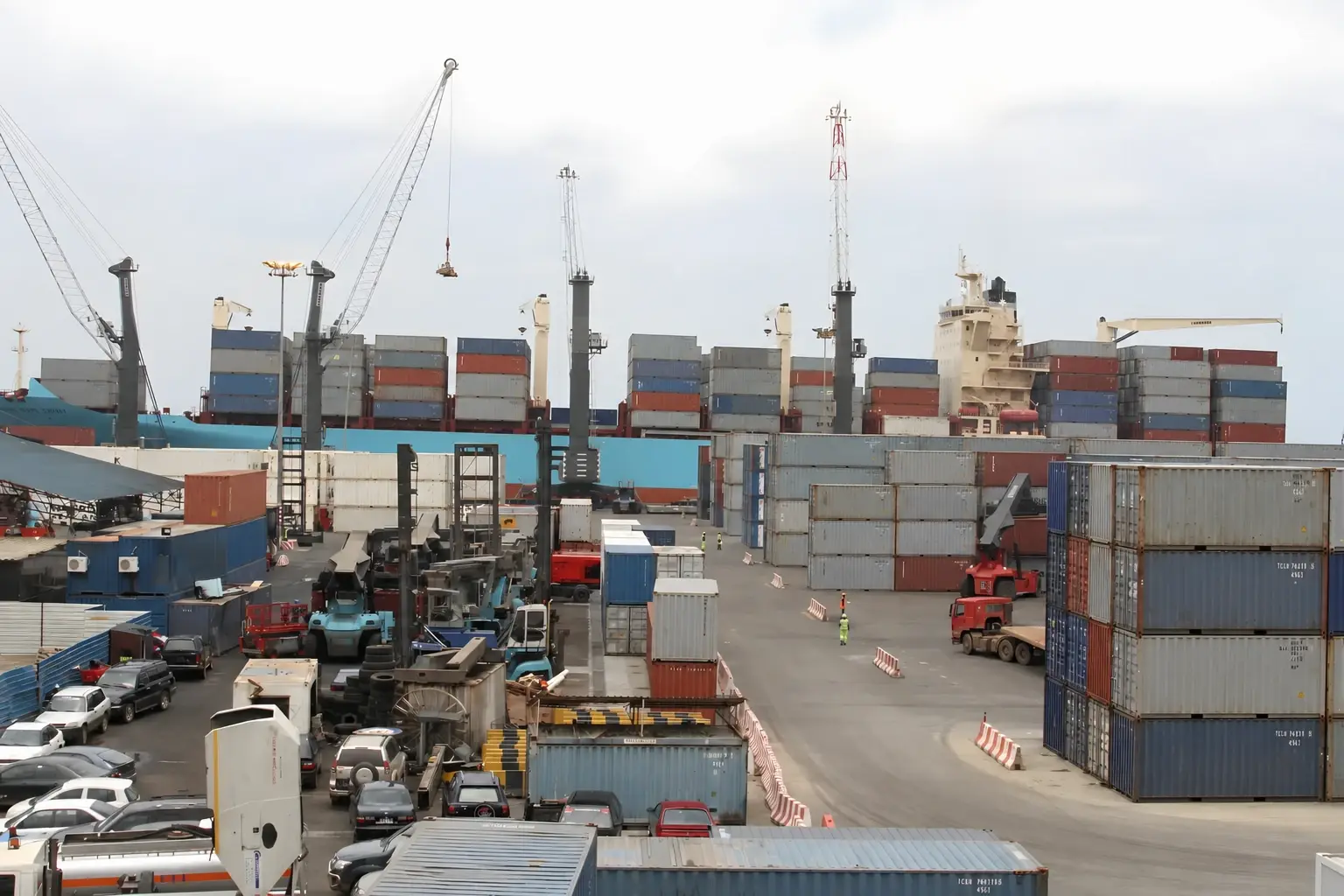 Piles de conteneurs, grues et chariots élévateurs sur le quai du port de Luanda