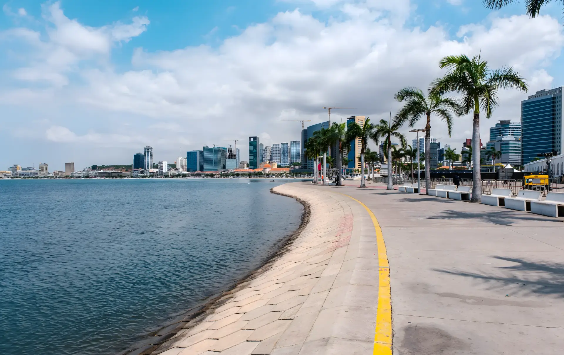 La route et la promenade de la Marginal qui épousent la baie de Luanda vers les tours de bureaux de la ville