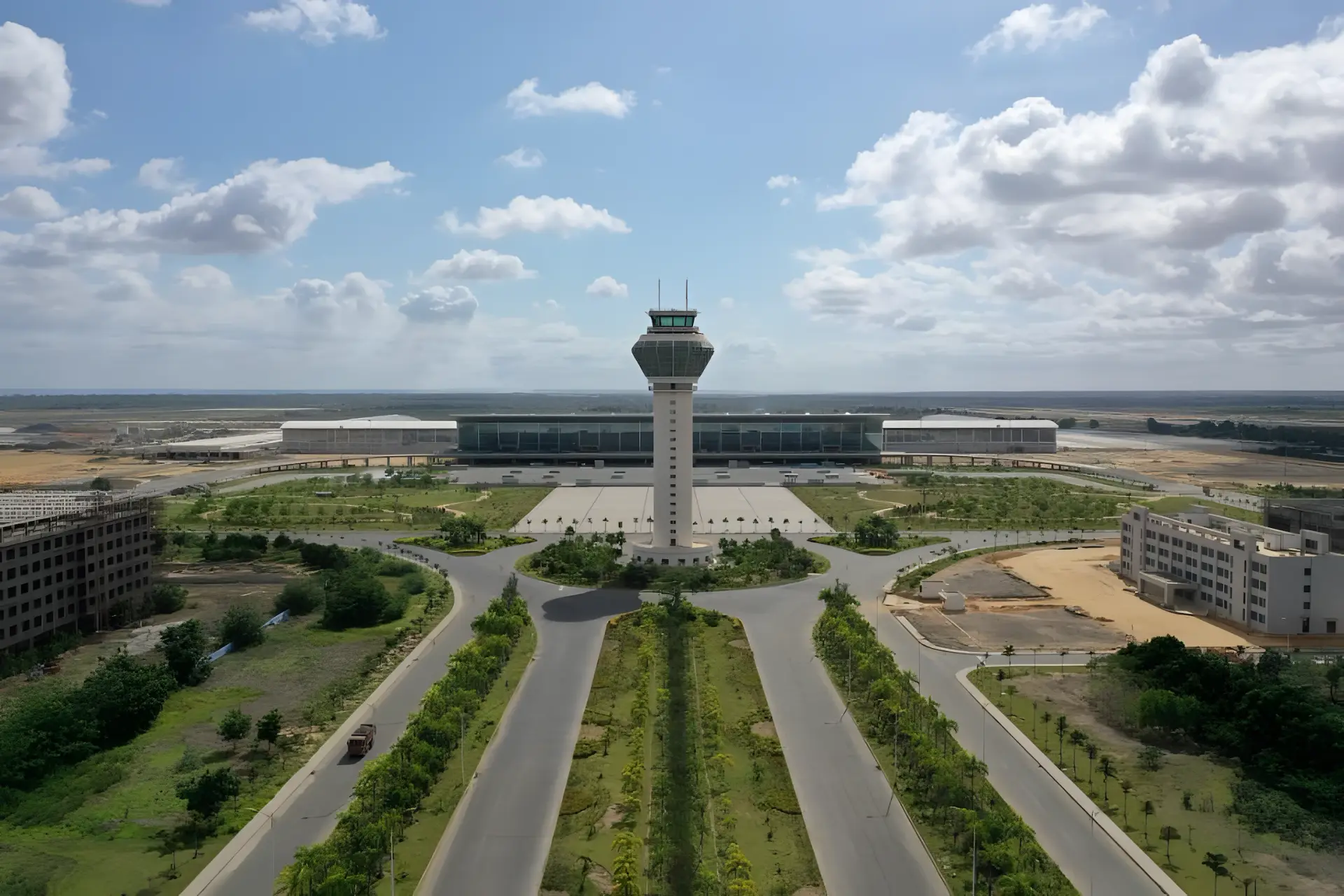 Vue aérienne de la tour de contrôle, du terminal et des voies d’accès de l’aéroport international Dr. António Agostinho Neto, à l’est de Luanda