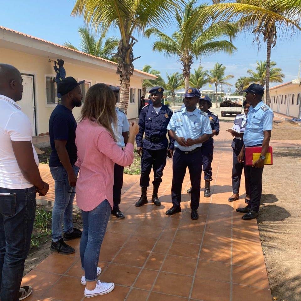 Bombeiros a inspeccionar uma propriedade da Fortaleza no Soyo com a nossa equipa